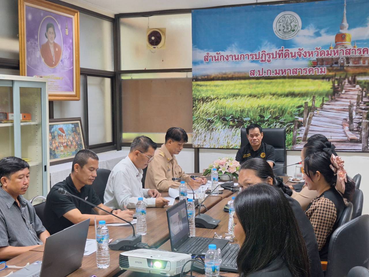 title - ผู้ตรวจราชการ ส.ป.ก. ลงพื้นที่จังหวัดมหาสารคาม ประชุมติดตามความก้าวหน้าผลการดำเนินงาน พร้อมตรวจเยี่ยมให้กำลังใจกลุ่มวิสาหกิจชุมชนผู้ปลูกสมุนไพร และกลุ่มวิสาหกิจชุมชนแปรรูปผลผลิตทางการเกษตร